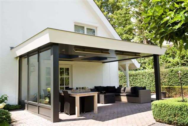 modern strak tuinhuis overkapping met veel glas en een pvc platdak